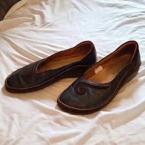 NWOT size 38 brown and gold slip on clogs